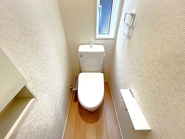 【同仕様写真(その他内観)】トイレは各階にご用意。ウォシュレット機能付き(同仕様)