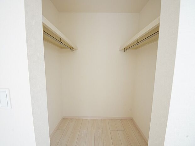 【同仕様写真(その他内観)】ハンガーパイプ付きのウォークインクローゼット(3号棟同仕様)
