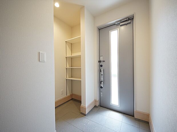 【同仕様写真(その他内観)】シューズボックス付きの玄関(1号棟同仕様)