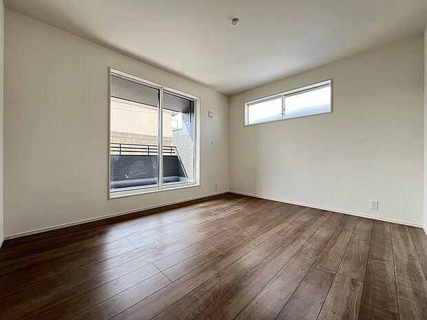 【同仕様写真(その他内観)】洋室7帖　全居室2面採光仕様の明るい居宅です(2号棟同仕様)