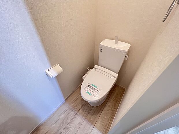 【同仕様写真(その他内観)】トイレは1、3階にご用意　ウォシュレット機能付き(1号棟同仕様)