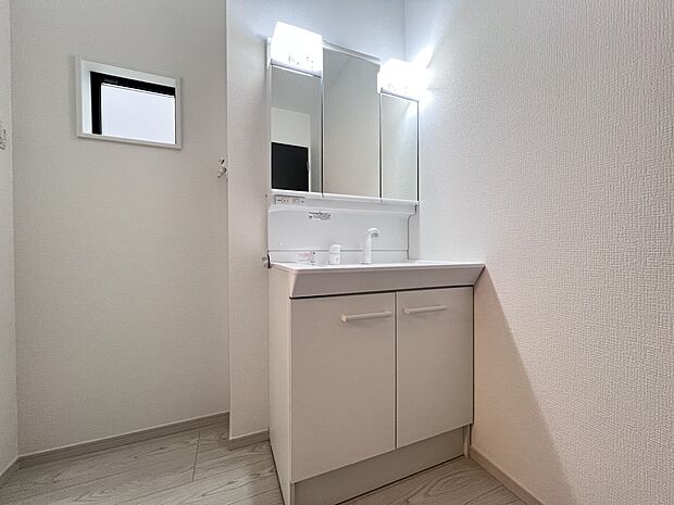 【同仕様写真(その他内観)】三面鏡仕様の洗面化粧台(1号棟同仕様)