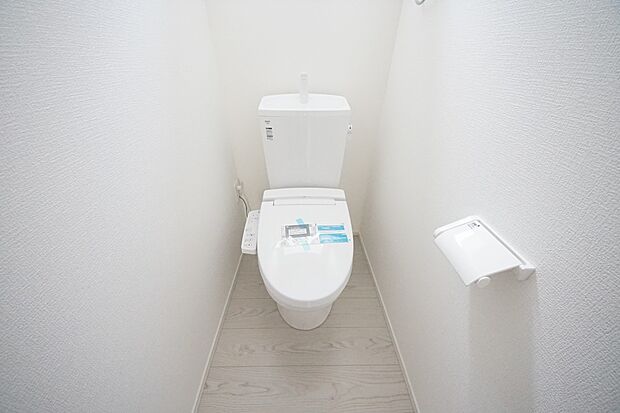 【同仕様写真(その他内観)】トイレは各階にご用意。ウォシュレット機能付（1号棟同仕様)