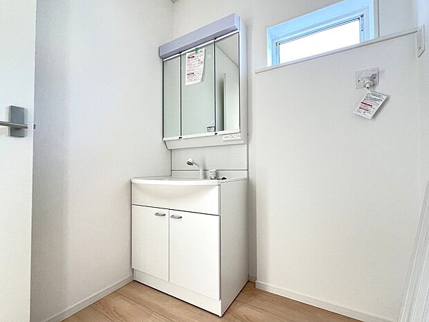 【同仕様写真(その他内観)】三面鏡仕様の洗面化粧台(1号棟同仕様)