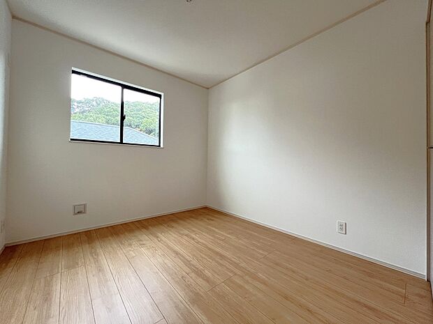 【同仕様写真(その他内観)】洋室7帖 収納スペース豊富なお部屋です(同仕様)