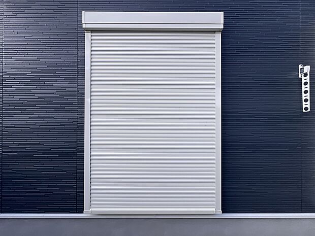 【防犯設備】外観を損なわないシンプルなデザインのシャッター。防犯や台風対策に効果的です（同仕様)