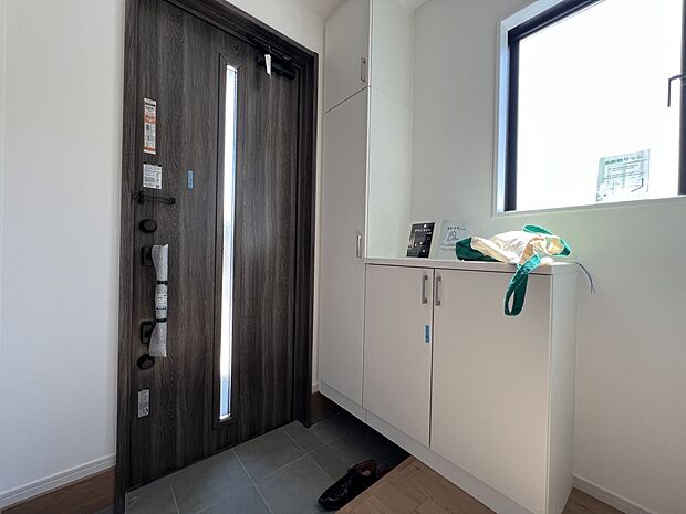 【玄関】下駄箱収納、小窓付きの玄関スペース