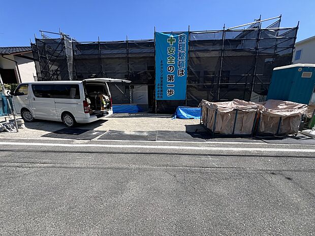 【駐車場】お車は3台並列で駐車可能です