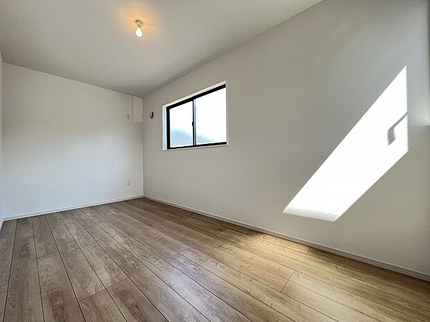 【同仕様写真(その他内観)】13帖の広々とした納戸 収納には困りませんね(1号棟同仕様)