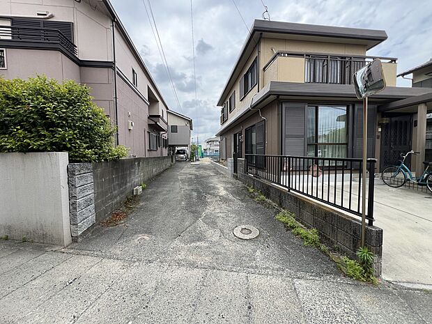 【前面道路含む現地写真】隣地共有道路