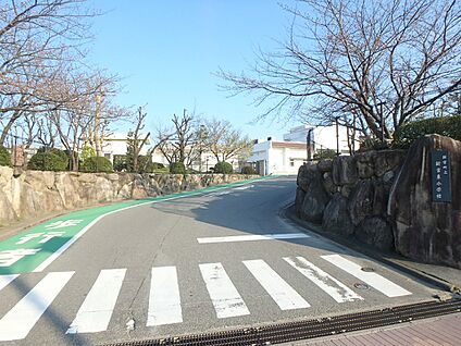 新宮町立新宮東小学校 750m(10分)