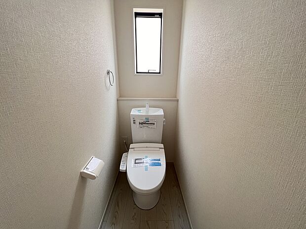 【同仕様写真(その他内観)】トイレは各階にご用意。ウォシュレット機能付き(1号棟同仕様)