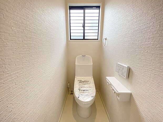 【その他内観】トイレは各階にご用意。ウォシュレット機能付き(同仕様)