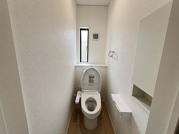【トイレ】トイレは各階にご用意。ウォシュレット機能付き