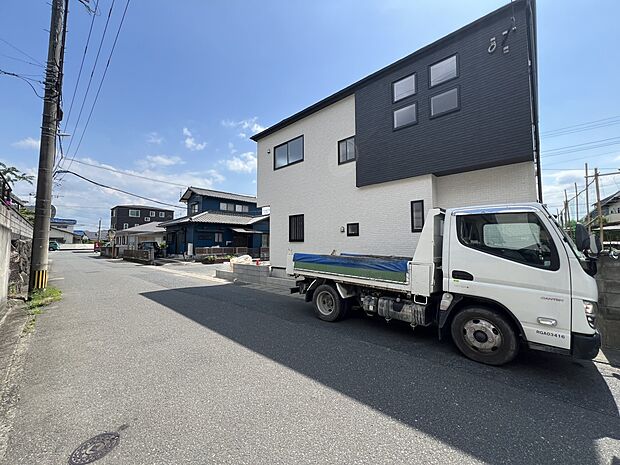 【前面道路含む現地写真】接道:北東側6.1m公道