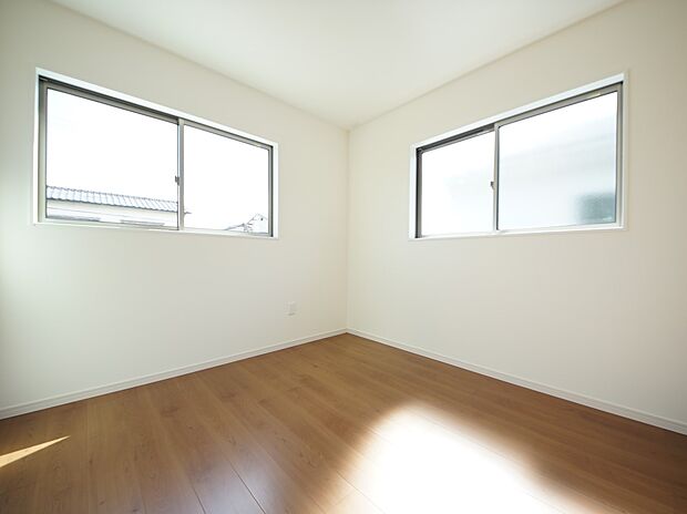 【同仕様写真(その他内観)】洋室5.5帖 2面採光の明るい居室です(同仕様)