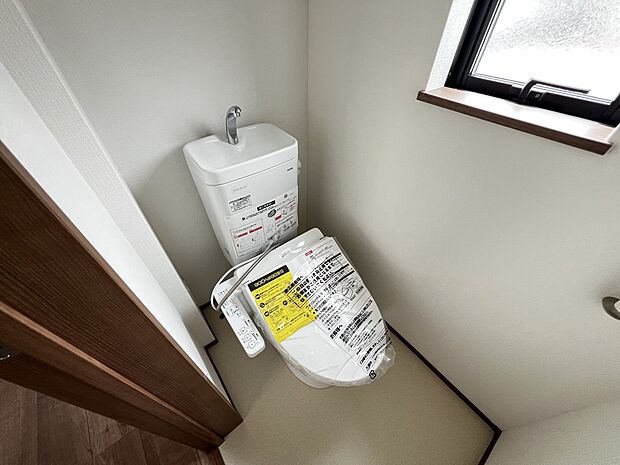【同仕様写真(その他内観)】トイレは各階にご用意。ウォシュレット機能付き(同仕様)