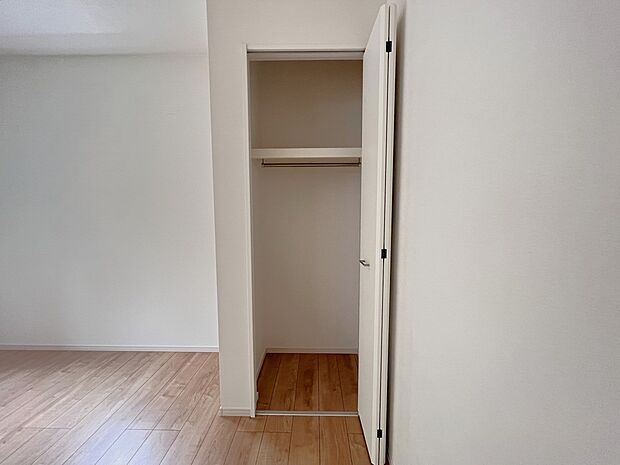 【同仕様写真(その他内観)】クローゼット収納(1号棟同仕様)
