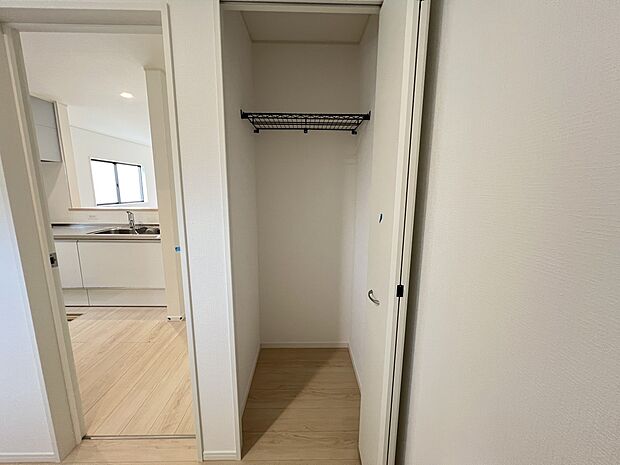 【収納】脱衣室にも収納スペースをご用意！(2号棟)