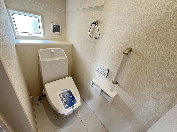 【トイレ】トイレは各階にご用意。ウォシュレット機能付き