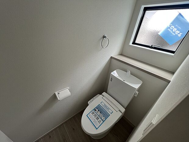 【トイレ】トイレは各階にご用意。ウォシュレット機能付き