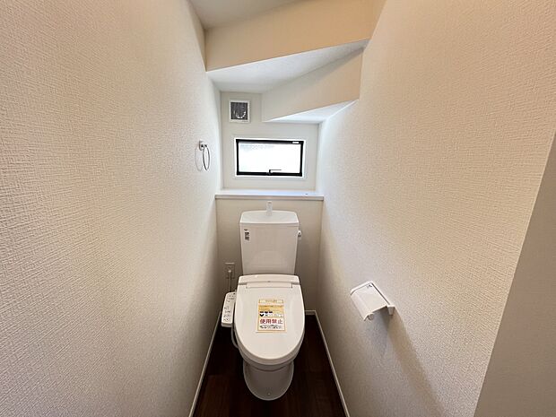 【トイレ】トイレは各階にご用意。ウォシュレット機能付き