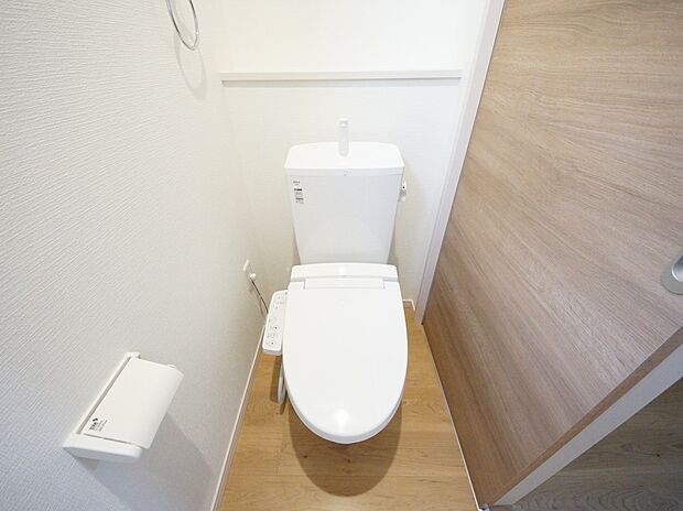 【同仕様写真(その他内観)】トイレは各階にご用意。ウォシュレット機能付き(同仕様)