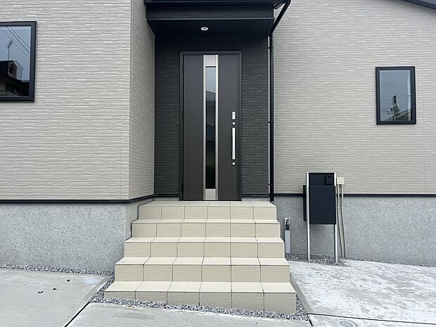 【現地外観写真】玄関アプローチ