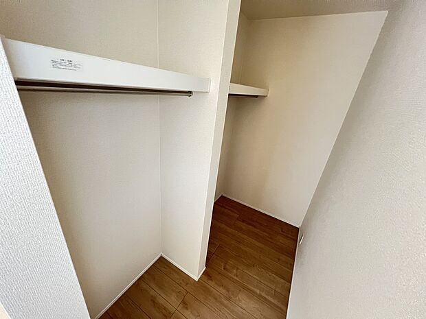 【収納】ウォークインクローゼットはシーズン外の家電や衣類も沢山収納できるので助かりますね
