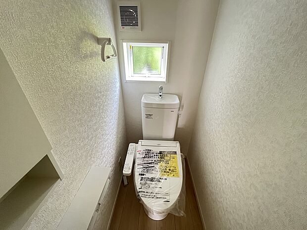 【トイレ】トイレは各階にご用意　ウォシュレット機能付き