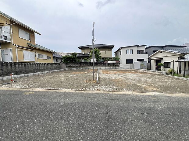 【現地外観写真】全2棟現地  左：1号棟　右：2号棟