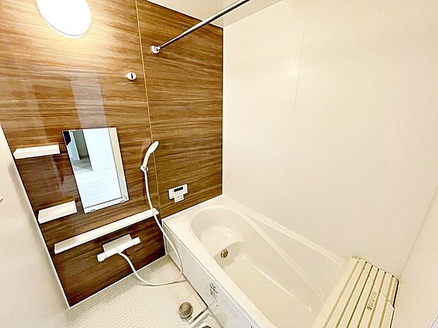 【■バスルーム（4号棟）】お手入れが楽にできる浴槽です。上質溢れるパターンと共にコーディネートされた統一感のある設備となっています。
バスルームを心地よく照らす長寿命なLEDを採用！