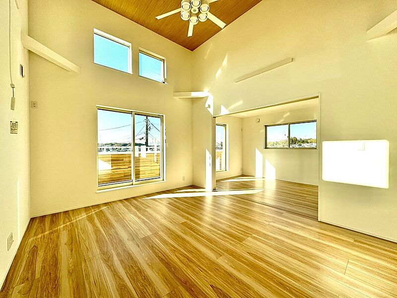 ご家族だんらんのスペースとなるリビング。家具の配置がしやすい広さを確保しつつ、窓が多い設計は色々な角度から光が取り込めるこだわりの間取りです。明るいリビングで寛ぐ新しい生活をスタートさせてみませんか。