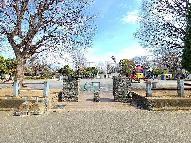 「潮田公園」まで徒歩９分（約600ｍ）　子供から大人まで家族で楽しめる明るく開放的な多目的公園。園内には、テニスコート、野球場、遊具広場、コミュニティハウス（図書室、多目的室等）など様々な施設が充実。