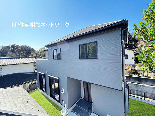 深く豊かな緑と爽快な青い空を感じる、まるで杜の中に暮らすような心地よさを存分に堪能いただける邸宅です。(庭の芝はCGです。実際の現地には施工されておりません)