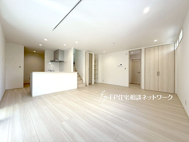 <C棟>足元から体を温めてくれる床暖房付き。ホコリが舞いにくく、静かです。家族が自然と集まるリビングに。