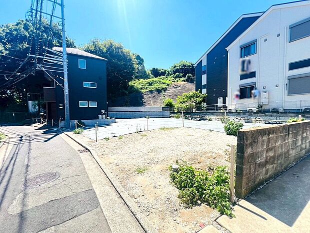 前面道路は幅4mの公道。車通りが少なく敷地との高低差もないので、車の出入りがしやすいですね。カースペースは車種により2台駐車可能です。セカンドカーや来客用など多用途に使うことができます。