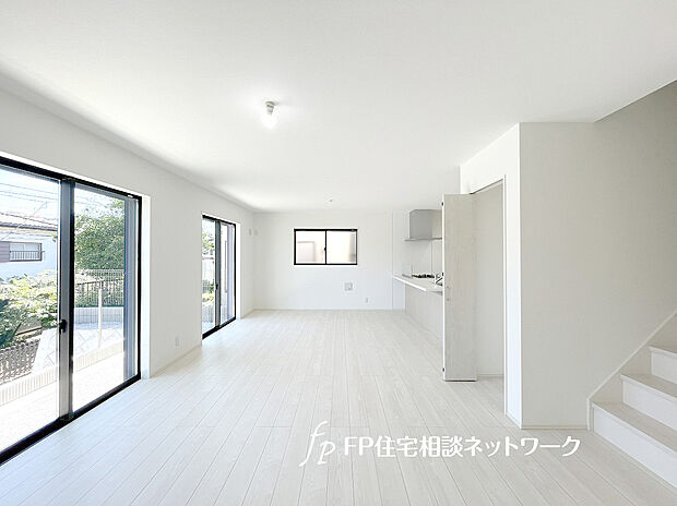 家族と過ごす時間を大切にしたい方にぴったりのゆとりある住空間です。窓からの日差しがリビングの隅々までしっかりと届きます。