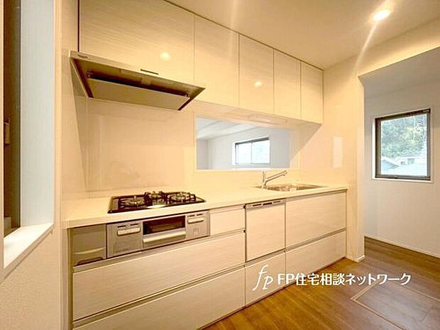 料理に集中したい方やキッチングッズをたくさん収納したい方におすすめの配置。コンロが壁に面しているので匂いや油がリビングに広がりません。シンク側はリビングと繋がり、家族の様子を感じられます。