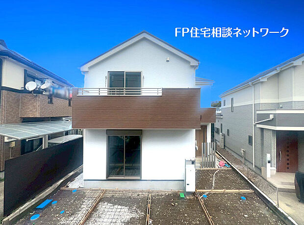 前面道路は南西側公道で陽当り良好。また北東側は通路になっており、風が通り抜ける快適な住まいです。カースペースは2台分あり(車種による)、お車での来客も安心ですね。