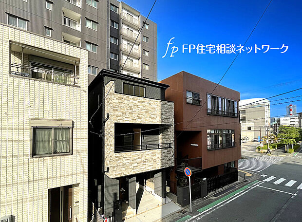 主要な道路が近くにあり、車でのお出かけが多い方にお勧め。思い立ったらすぐに出発できるので行動範囲が広がります。幹線道路沿いには飲食店や大型商業施設が多いのも魅力のひとつです。