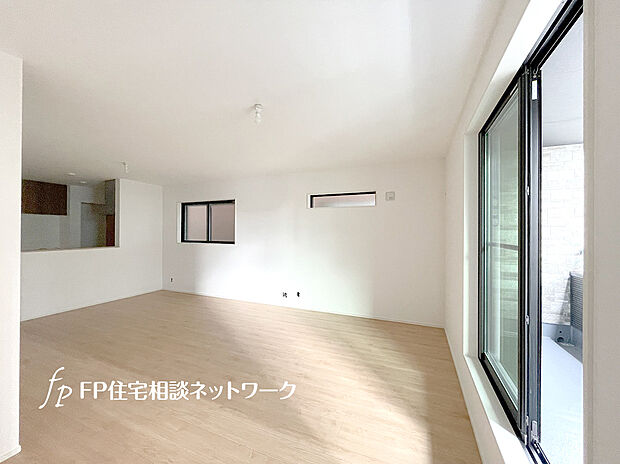 バルコニーに繋がる窓からは柔らかい光と爽やかな風が入り、カーテンを開ければお部屋が広く感じられます。