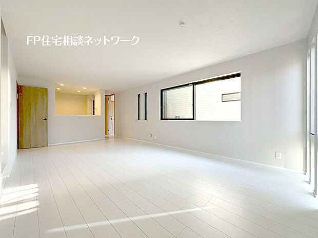 （1号棟）家族と過ごす時間を大切にしたい方にぴったりのゆとりある住空間です。窓からの日差しがリビングの隅々までしっかりと届きます。