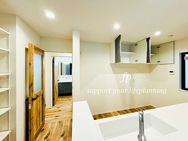 キッチン横にはパントリースペースを設置。食べ盛りのお子様がいるご家庭や平日共働きで忙しくなかなか何度も買い物に行けないママにとって非常に便利な収納スペースです。あったらいいなが標準装備の家です。