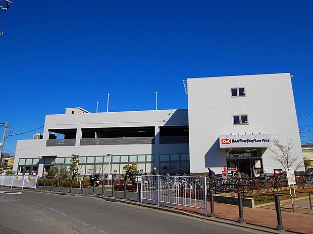 オーケーストア新吉田店まで1400ｍ。スーパー総選挙３年連続第一位。地域一番の安さを目指す人気のスーパー。ベーカリーやピザ、お惣菜なども人気です。駐車場が広く、休日の買い出しに便利ですね。