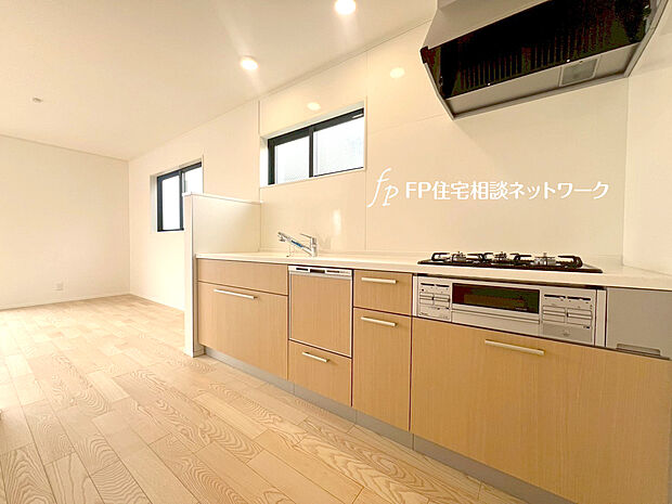 料理に集中したい方やキッチングッズをたくさん収納したい方におすすめの配置。コンロが壁に面しているので匂いや油がリビングに広がりません。シンク側はリビングと繋がり、家族の様子を感じられます。