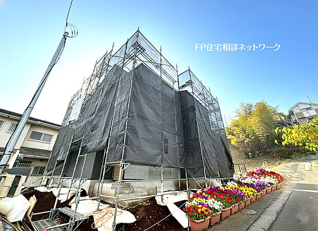 四季の移り変わりを感じられる贅沢な環境。緑に恵まれたエリアで、毎日のお散歩も気持ちよさそうです。※本画像の花壇はAIによるCGイメージです。