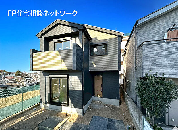 西側は線路沿いの土手になっており建物がなく開放的です。窓をあければ景色が広がり、自然とリラックスできます。南側が道路に面して陽当り良好です。