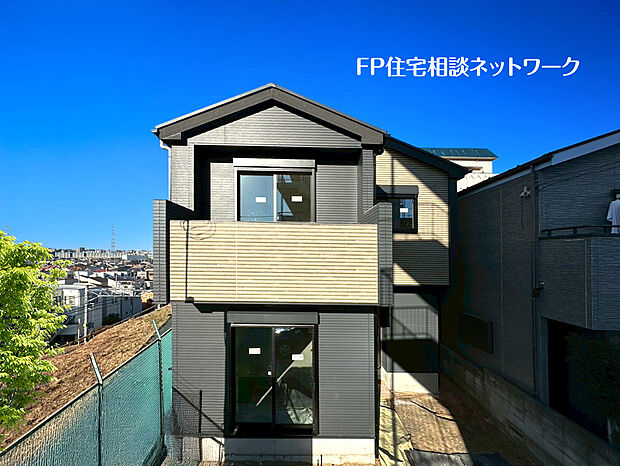 東急東横線「大倉山」駅まで徒歩7分の好立地。近くに梅林が有名な大倉山公園があり、四季を感じられます。お散歩やジョギング、週末のご家族でのおでかけにぴったりです。