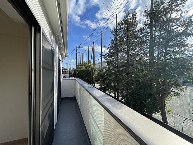南に大きく面したバルコニーは太陽の光をいっぱい受け止めてくれます。爽やかな風を受けたお洗濯物はあっという間に乾きそうです。広いバルコニーで深呼吸すれば気持ちも晴れやかです。
